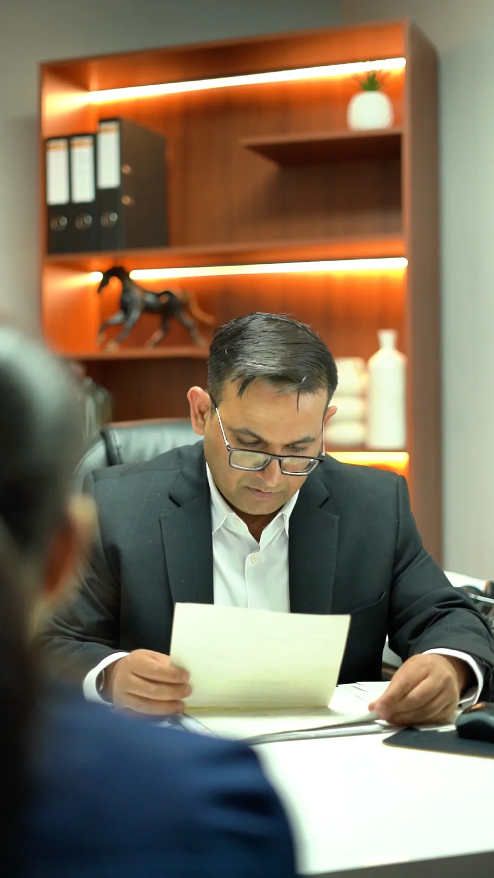 Asesor de Gestoría Sahel revisando documentación durante una consulta