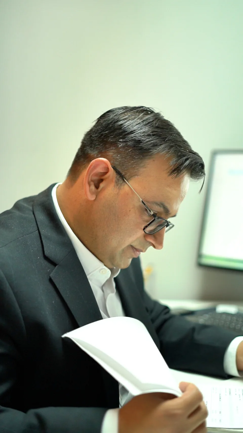 Un profesional de Gestoría Sahel revisando un expediente