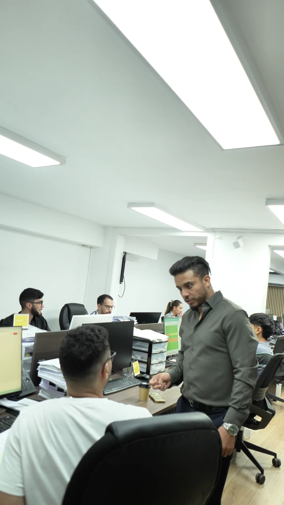 Profesionales de Gestoría Sahel trabajando juntos en la oficina