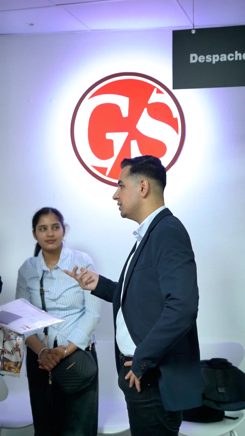El equipo conversando en las oficinas de Gestoría Sahel